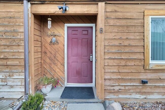 Building Photo - 2 bedroom in Prime Palisade Location