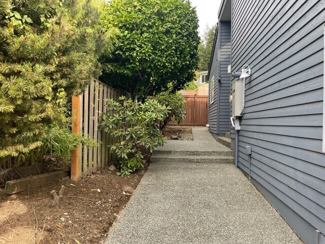 Building Photo - Windmill Heights Home With Community Beach...