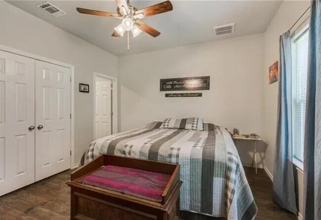 Building Photo - "Spacious 3-Bedroom Duplex with Granite To...