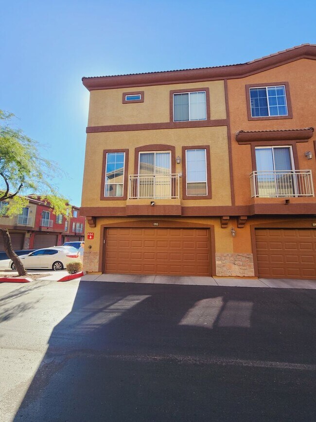 Building Photo - Lovely Parkside Townhome!