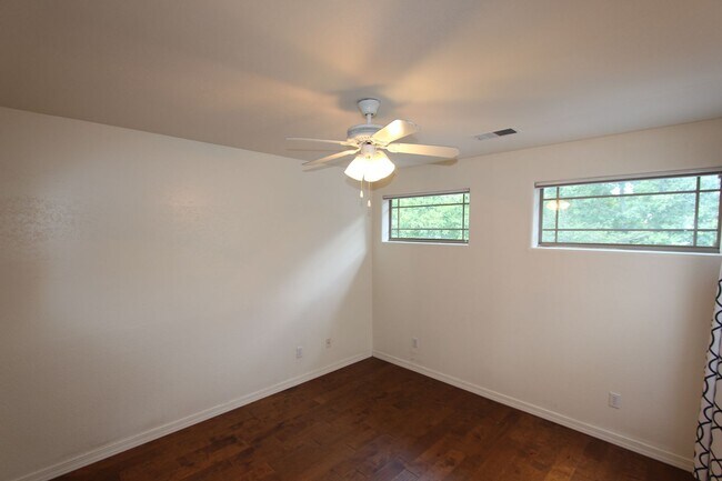 Building Photo - Spacious 3-Bedroom Townhouse with Main-Level Primary Suite