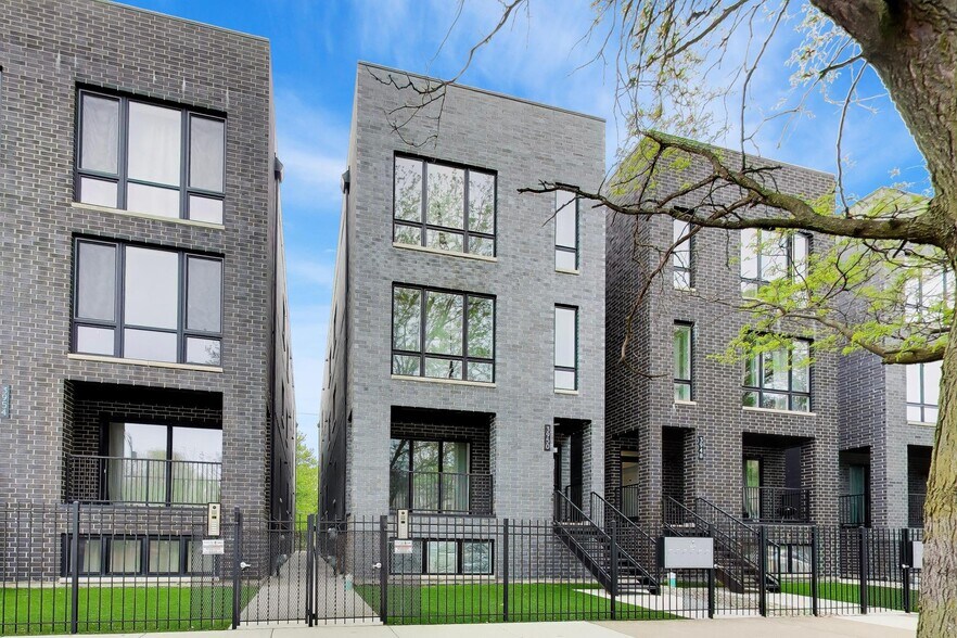 Building Photo - 3950 S Indiana Ave