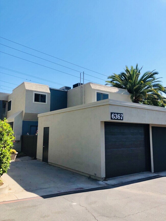 Building Photo - 2 bedroom, 2 story Mission Valley Townhouse with garage