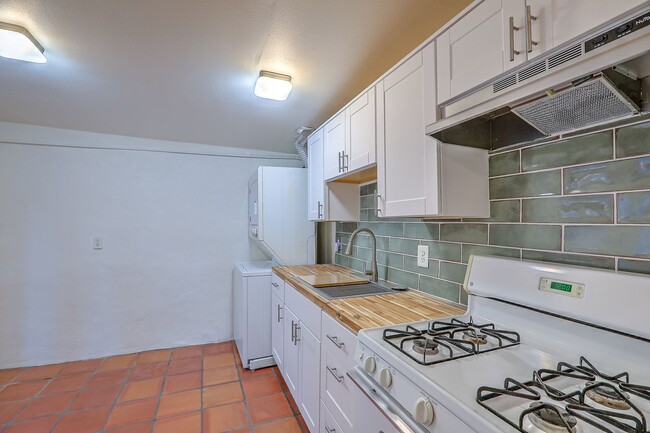 Building Photo - Quaint Studio in Prime Location