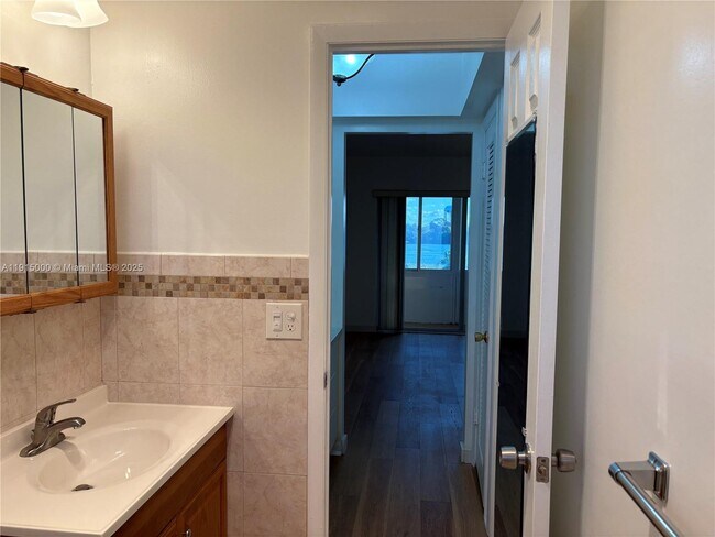 Building Photo - 2223 Park Ln