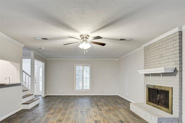Building Photo - 13915 Charlynn Oaks Dr