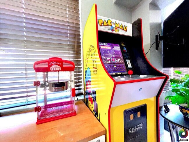 Building Photo - 2625 NE 13th Ct