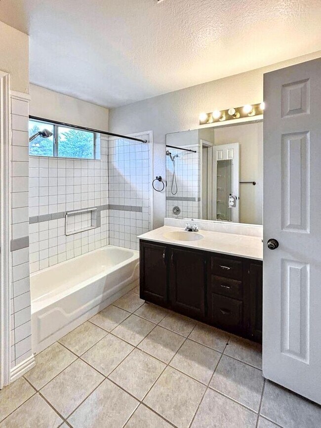 Building Photo - Beautiful 3-Bedroom Home: Comfort, Conveni...