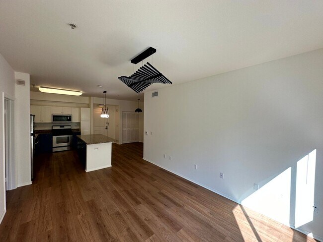 Building Photo - Gorgeous Spacious 2 Bedroom - 2 bath Condo with parking in Little Tokyo