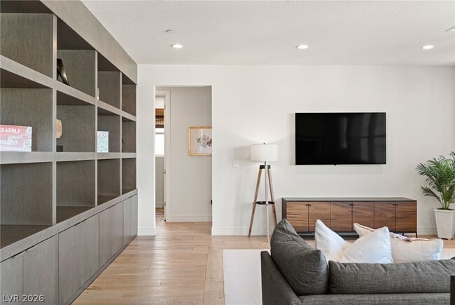 Building Photo - 10125 Sequoia Glen Ave