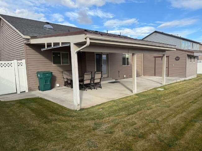 Building Photo - Discover the charm of this 2007-built Single Family home nestled in the heart of Vernal, UT.