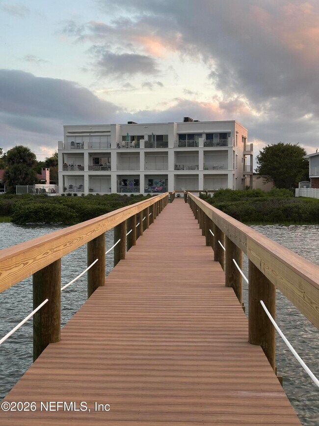 Building Photo - 75 Comares Ave