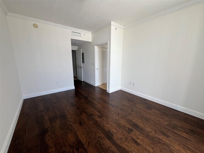 Building Photo - 511 SE 5 Ave