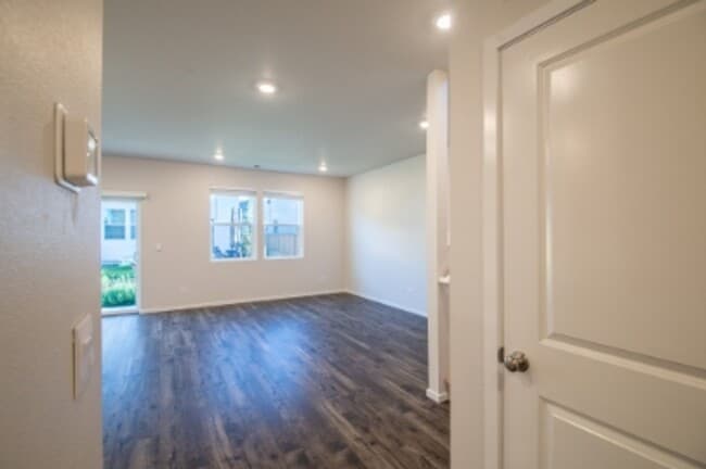 Building Photo - Beautiful newer construction 4 bed, 2.5 ba...