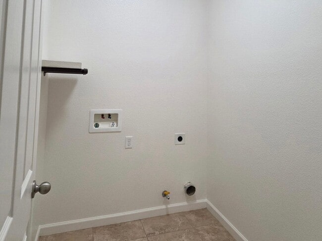 Building Photo - $2,400 Barstow & Leonard, 3 Bed- 2 Full Ba...