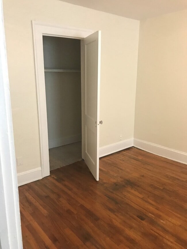 Building Photo - Experience the best of VA Highlands living! Cozy One Bedroom Apartment Available Now!