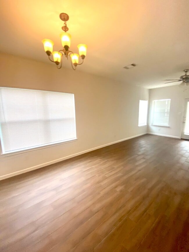 Building Photo - 804 N Creek Blvd