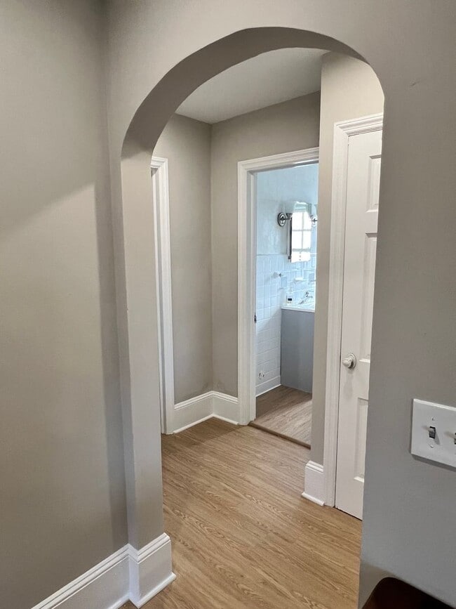 Building Photo - Pennington Rd, Ewing, NJ – 6BR / 2BA. Large single-family home near TCNJ with spacious driveway