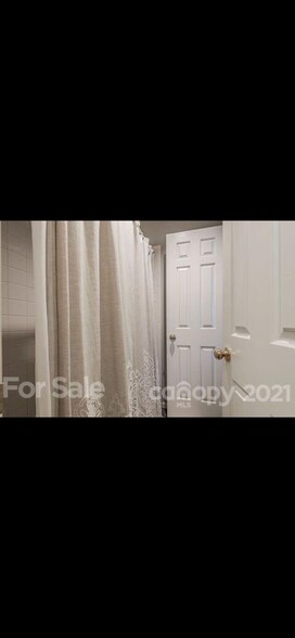 Building Photo - 3300 Selwyn Farms La