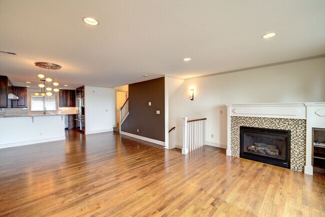 Building Photo - 2bd/2.25ba Seattle Townhome