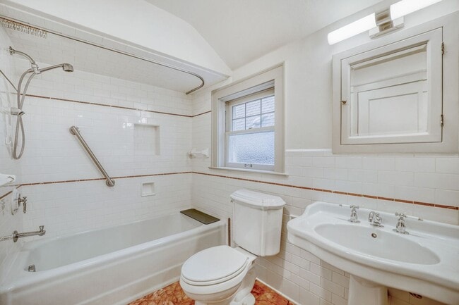 Building Photo - Capitol Hill Home