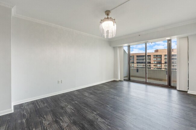 Building Photo - 1300 Crystal Dr