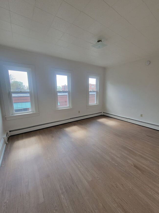 Building Photo - 4 Bedroom Home in Lancaster City