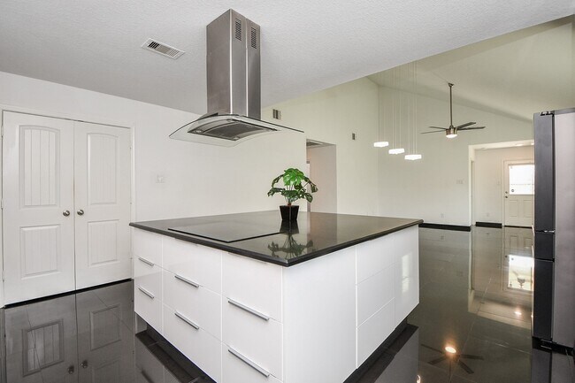 Building Photo - 2015 Treasure Mountain Dr