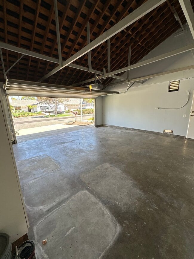 Building Photo - Lake Forest House with 4 bed 2 bath plus loft