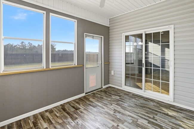 Building Photo - Spacious Living in Stateside – Comfort, Style & Convenience!