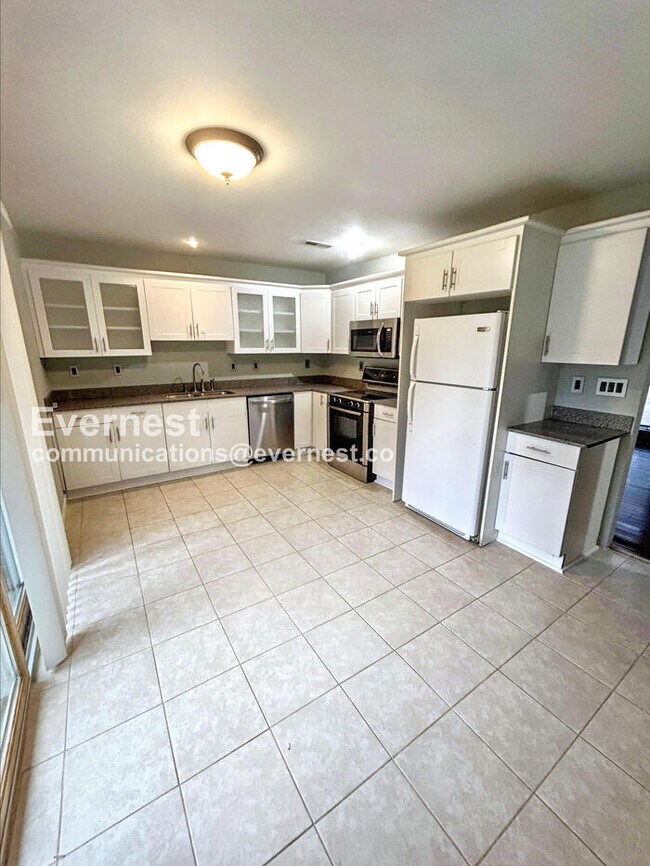 Building Photo - Cozy Home with Driveway Parking and Laundry Hookups