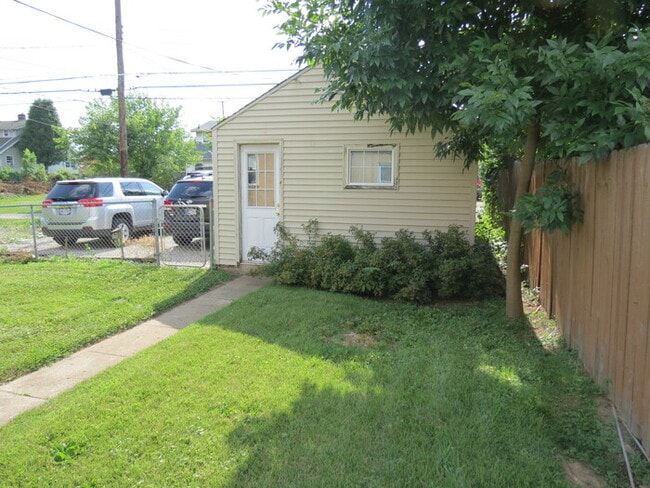 Building Photo - 2741 Thorndale Ave