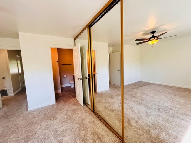 Building Photo - Move-in Ready 2BD/2.5BA Townhome in Westsi...