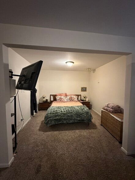 Master Bedroom - 657 Home Avenue SE