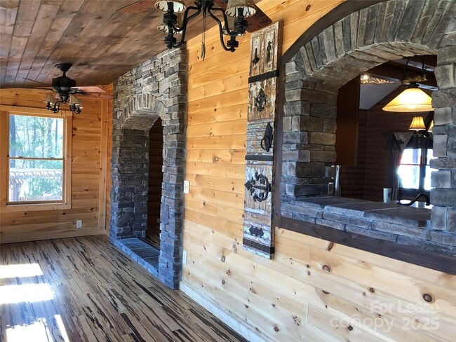 Building Photo - 1011 Lakeshore Dr