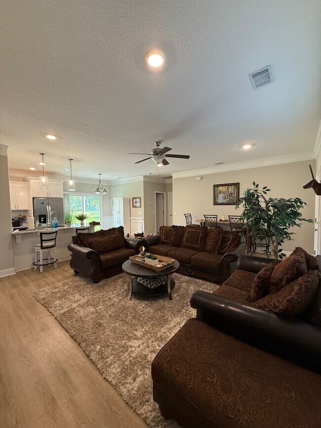 Building Photo - MOVE IN SPECIAL $400.00 OFF FIRST MONTH RE...