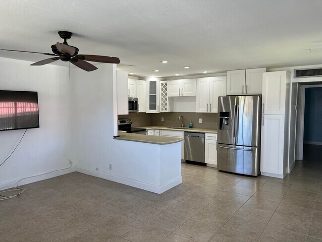 Building Photo - 254 Seville K