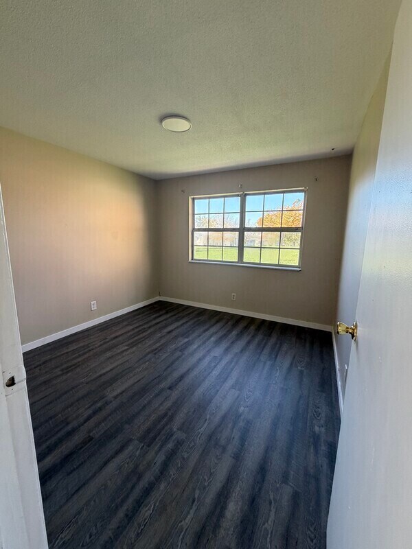 Building Photo - 1450 Meadowview Dr