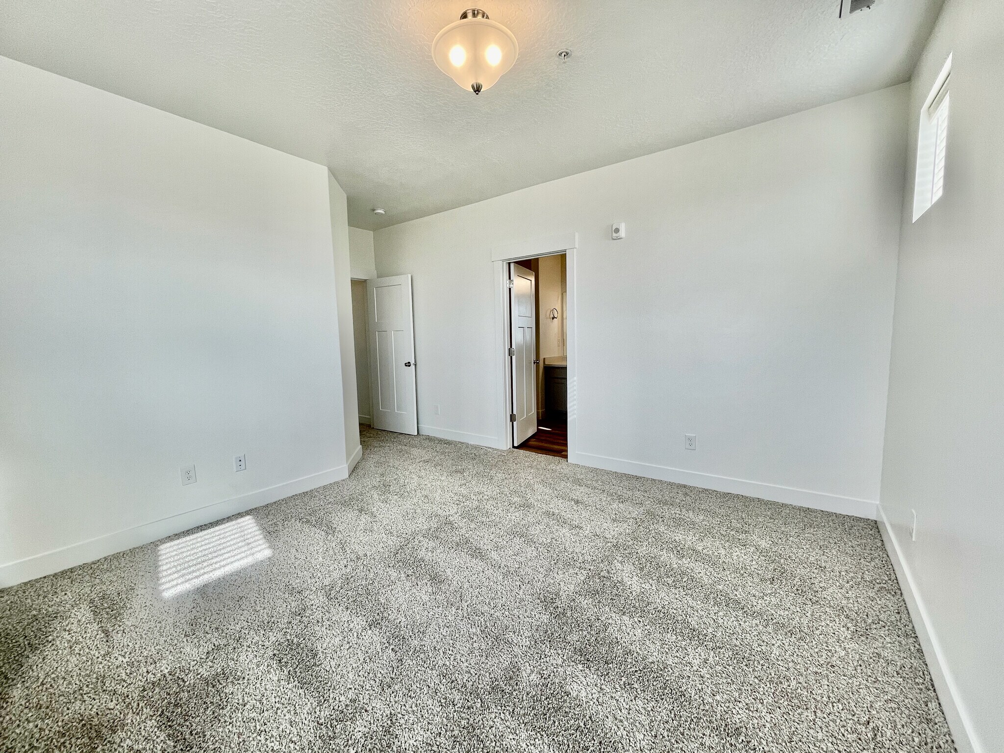 Building Photo - 641 N 380 W