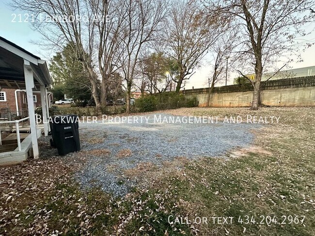 Building Photo - Move In Special! 1/2 Off First Full Month'...