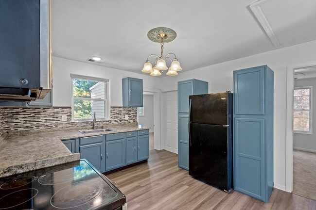 Building Photo - MOVE IN TODAY TO THIS UPDATED 3 BEDROOM HOUSE IN MOON TOWNSHIP! Move-in gift available, a brand-n...