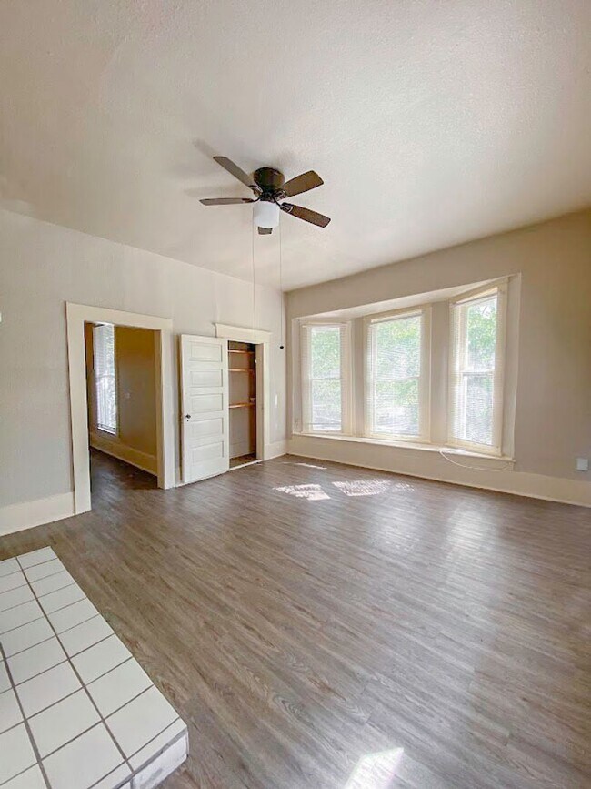 Building Photo - Updated 1Bd 1Ba apartment Historic home cl...