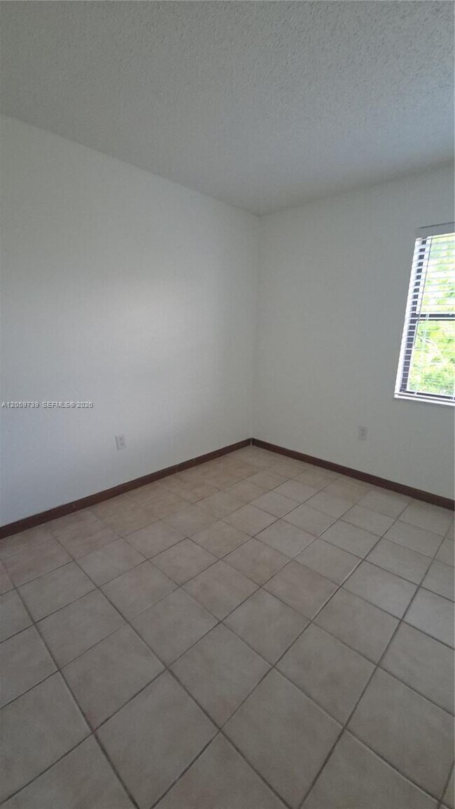 Building Photo - 9437 Fontainebleau Blvd