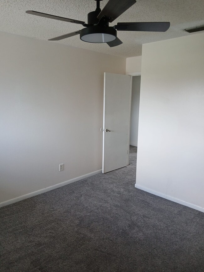 Building Photo - 4624 Landscape Dr