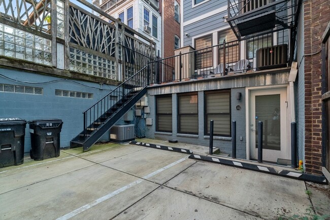Building Photo - Bright One Bedroom plus Den near Metro in ...