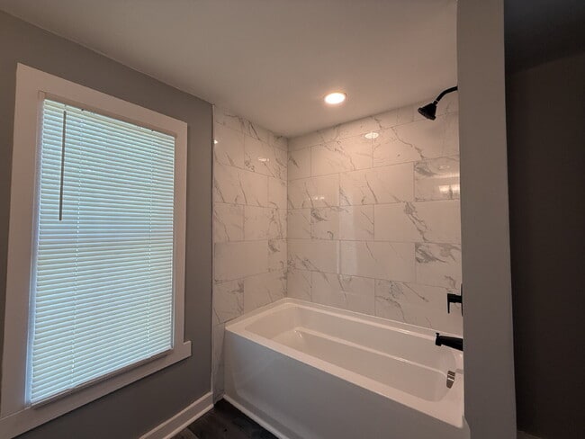 Building Photo - 2 bedroom Cozy Living with Modern Comforts!"