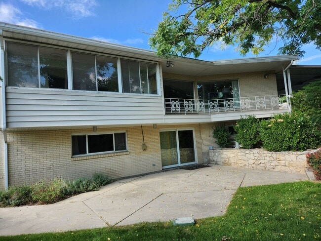 Building Photo - Beautiful 5 Bd 3.5 Ba Home in Holladay