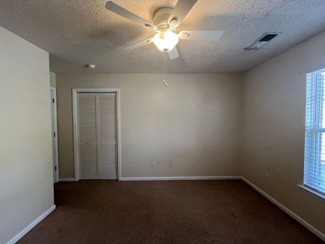 Building Photo - End Unit Townhouse, 3 Bed, 3 Bath