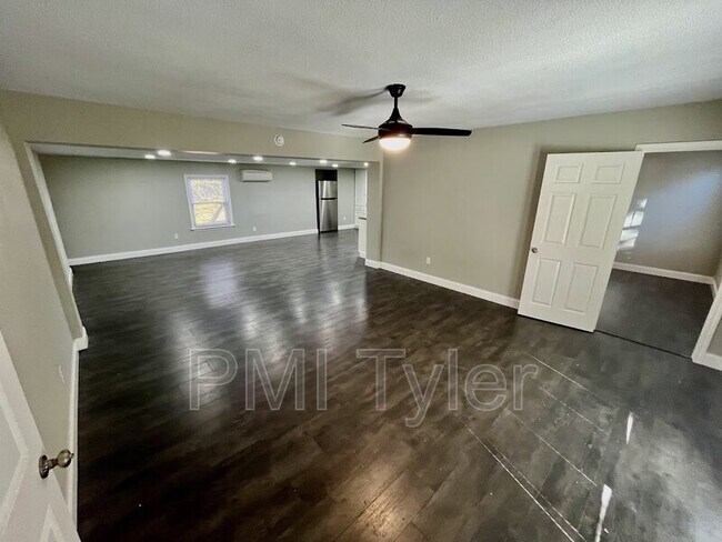 Building Photo - 223 Sunray St