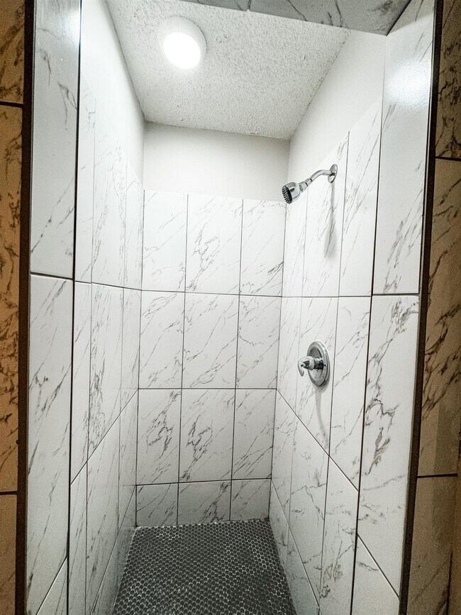 Building Photo - 3945 Windyke Dr